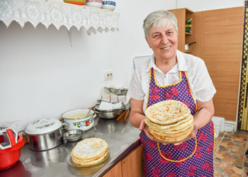 A lucrat 40 de ani ceasornicar. La 76 de ani, tanti Paraschiva e vestită pentru plăcintele bihorene din prăvălia din centrul Sibiului. Rețeta, culeasă de la Băile Felix