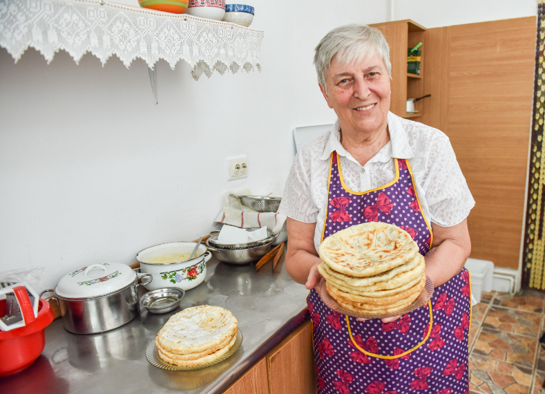 A lucrat 40 de ani ceasornicar. La 76 de ani, tanti Paraschiva e vestită pentru plăcintele bihorene din prăvălia din centrul Sibiului. Rețeta, culeasă de la Băile Felix