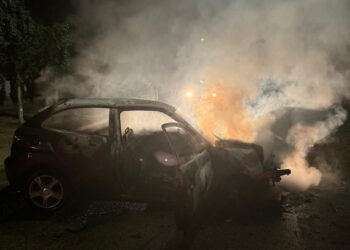 Trei copii de 9, 13, 15 ani au intrat cu  o mașină într-un stâlp de electricitate, la Finiș. Mașina  a luat foc, copiii la spital