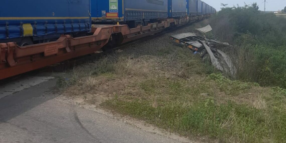 Un TIR a lovit un tren privat de marfă între stațiile Episcopia Bihor – Frontieră. Traficul feroviar a fost oprit