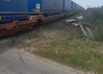 Un TIR a lovit un tren privat de marfă între stațiile Episcopia Bihor – Frontieră. Traficul feroviar a fost oprit