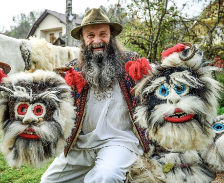 Dă viață măștilor tradiționale.Un om de poveste vine la SculptFEST