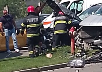 Grav accident cu trei mașini pe Clujului, doi răniți