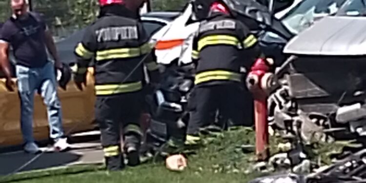 Grav accident cu trei mașini pe Clujului, doi răniți