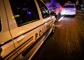 Urmărit în noapte de polițiști pe traseul strada Evreilor Deportați – B-dul Decebal. S-a oprit într-un stâlp