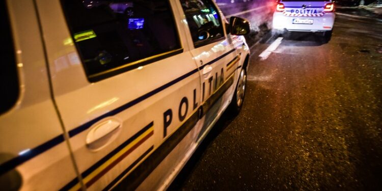 Urmărit în noapte de polițiști pe traseul strada Evreilor Deportați – B-dul Decebal. S-a oprit într-un stâlp