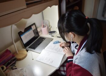 Părinții sunt obligați să demonstreze continuarea educației pentru copiii retrași din sistemul preuniversitar