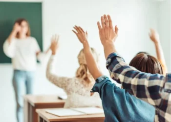 Noul Statut al Elevului: fără telefoane, cameră de detenție și sancțiuni