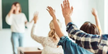 Noul Statut al Elevului: fără telefoane, cameră de detenție și sancțiuni