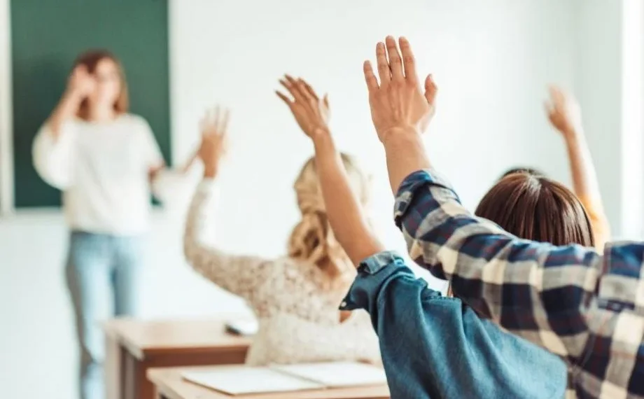 Noul Statut al Elevului: fără telefoane, cameră de detenție și sancțiuni