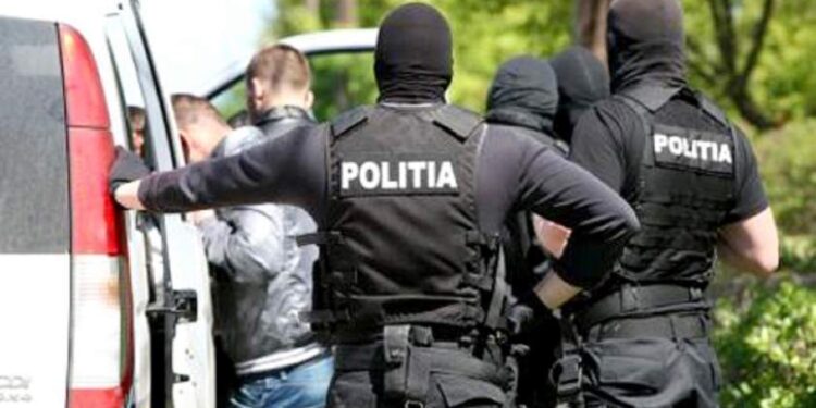 Doi bărbați arestați sub acuzații de contrabandă cu arme vândute online