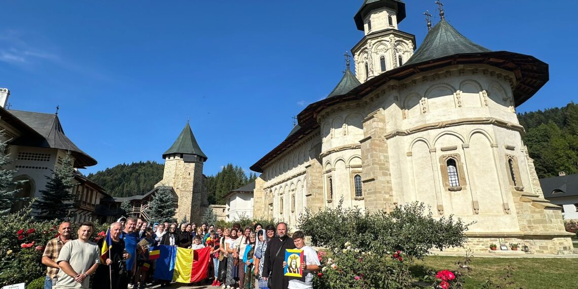 Credincioși ai Parohiei Subpiatra, pelerini la mănăstiri moldave