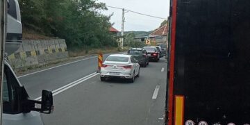 Circulația pe DN1 Huedin-Oradea, după ce un camion a acroșat o mașină