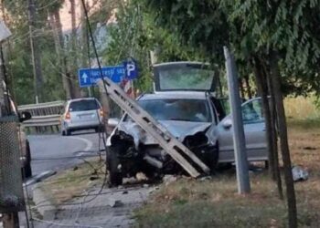 Aușeu, două accidente grave în câteva ore. Motociclist mort. Doi oameniu răniți după ce au intrat cu mașina într-un stâlp