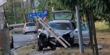 Aușeu, două accidente grave în câteva ore. Motociclist mort. Doi oameniu răniți după ce au intrat cu mașina într-un stâlp