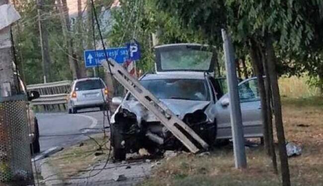 Aușeu, două accidente grave în câteva ore. Motociclist mort. Doi oameniu răniți după ce au intrat cu mașina într-un stâlp