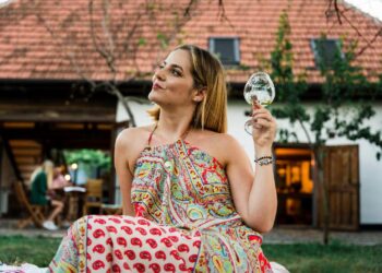 GALERIE. Doi frați din Bihor au pus umăr la umăr să salveze satul bunicilor. Au creat la Leheceni un complex turistic de poveste