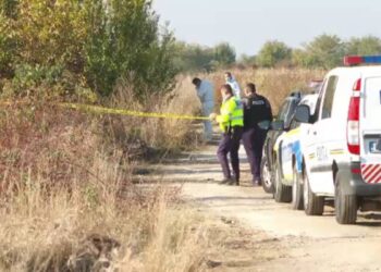 Tânăr de 32 de ani găsit cu gâtul și mâinile tăiate în spatele fabricii unde muncea