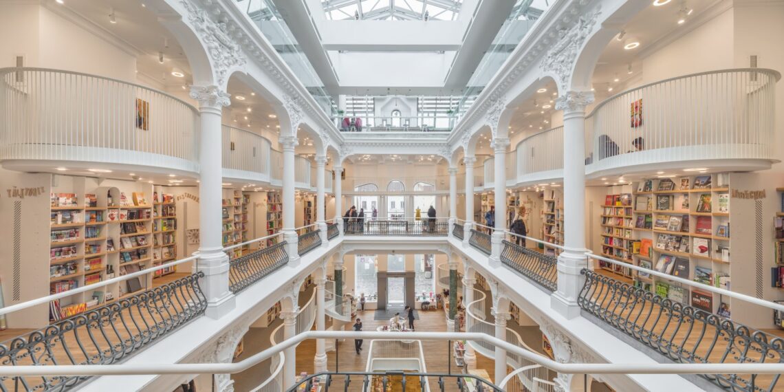 Librării de renume și Asociația Editorilor amendate de Consiliul Concurenței după ce au limitat comercializarea de cărți către altă librărie