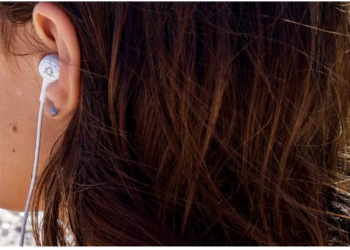 Eseu din Blaga sau Eminescu la Bac-ul de toamnă. Un elev din Oradea dat afară fiindcă avea o cască în ureche