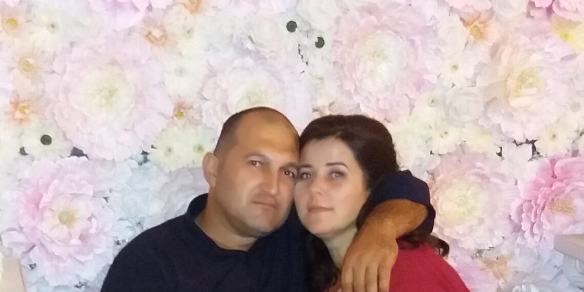 Soția bărbatului mort după ce a căzut cu tractorul într-o râpă din Topa de Sus acuză că Florin Cociuba a fost lăsat să zacă în agonie două ore: Mi-ați lăsat soțul să moară cu zile!