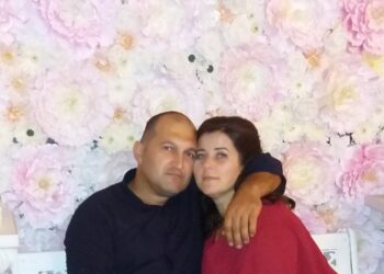 Soția bărbatului mort după ce a căzut cu tractorul într-o râpă din Topa de Sus acuză că Florin Cociuba a fost lăsat să zacă în agonie două ore: Mi-ați lăsat soțul să moară cu zile!