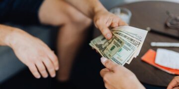 Infracțiunea de camătă: întrunirea cerinței esențiale a elementului material 