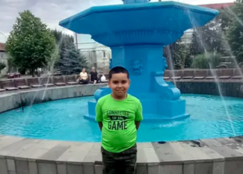 Cu puțin timp înainte de a muri, băiețelul de 8 ani din Ștei  a strigat: „Tati, tati!”. Instructorul de înot atrage atenția că medicii eliberează adeverințe fără a evalua copiii apți pentru sport