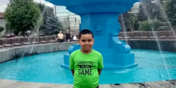 Cu puțin timp înainte de a muri, băiețelul de 8 ani din Ștei  a strigat: „Tati, tati!”. Instructorul de înot atrage atenția că medicii eliberează adeverințe fără a evalua copiii apți pentru sport