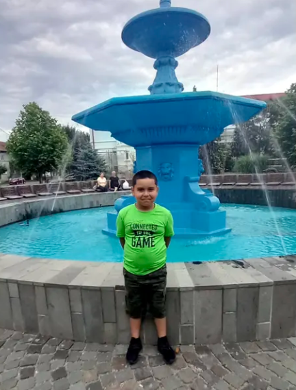 Cu puțin timp înainte de a muri, băiețelul de 8 ani din Ștei  a strigat: „Tati, tati!”. Instructorul de înot atrage atenția că medicii eliberează adeverințe fără a evalua copiii apți pentru sport