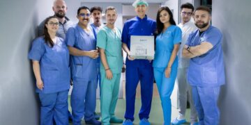  Doctorul orădean Viorel Dejeu, într-o echipă de specialiști care a  realizat o premieră medicală de grup: Sleeve-ul Gastric pe cale endoscopică, o procedură minim invazivă pentru tratarea obezității