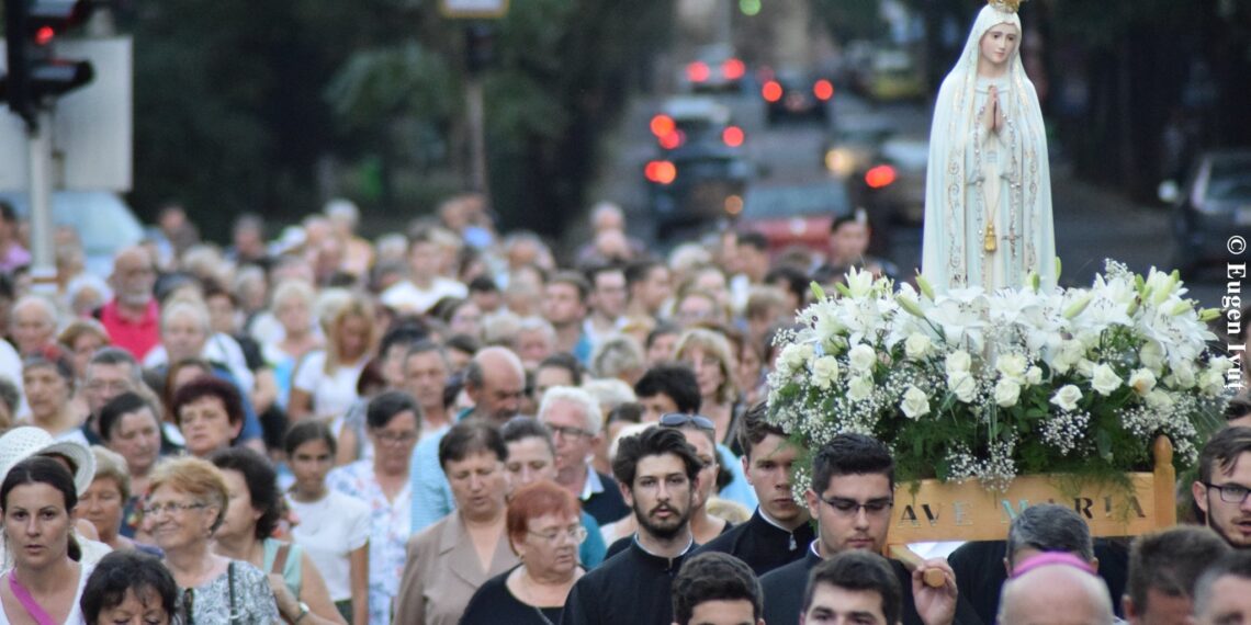 Procesiune cu mii de oameni la Oradea. Pe străzile orașului vor fi purtate Statuia Sfintei Fecioare Maria de la Fatima și Icoana Sfintei Fecioare Maria Regina Familiei Franciscane
