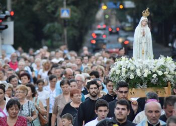 Procesiune cu mii de oameni la Oradea. Pe străzile orașului vor  fi purtate Statuia Sfintei Fecioare Maria de la Fatima și Icoana Sfintei Fecioare Maria Regina Familiei Franciscane