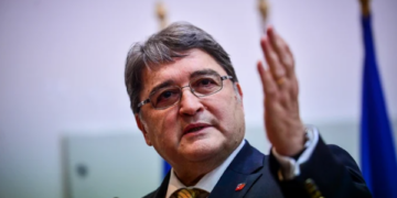 Istoria Imperiului Habsburgic prin ochii lui Emil Hurezeanu, ambasadorul României în Austria. De la microfonul Radio Europa Liberă în sala de conferințe a Muzeului Țării Crișurilor
