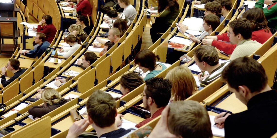 CAS Bihor: studenții care își desfășoară studiile în străinătate, pe perioada de vacanță în România, pot beneficia de asigurare