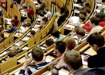 CAS Bihor: studenții care își desfășoară studiile în străinătate, pe perioada de vacanță în România, pot beneficia de asigurare