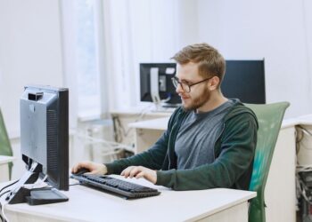 Universitatea Oradea scoate în toamnă la concurs  27 de locuri la Informatică