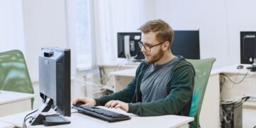 Universitatea Oradea scoate în toamnă la concurs  27 de locuri la Informatică