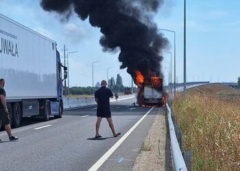 O autoutilitară în flăcări  pe drumul expres Oradea- Borș II (DX16)