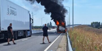 O autoutilitară în flăcări  pe drumul expres Oradea- Borș II (DX16)