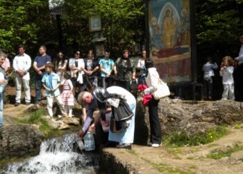 Mii de pelerini așteptați pe 15 august la procesiunea cu icoana făcătoare de minuni a Maicii Domnului la Izvorul Tămăduitor Izbuc. Ce minuni au avut loc izvorul unic în Europa