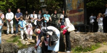 Mii de pelerini așteptați pe 15 august  la procesiunea cu icoana făcătoare de minuni a Maicii Domnului la Izvorul Tămăduitor Izbuc. Ce minuni au avut loc izvorul unic în Europa