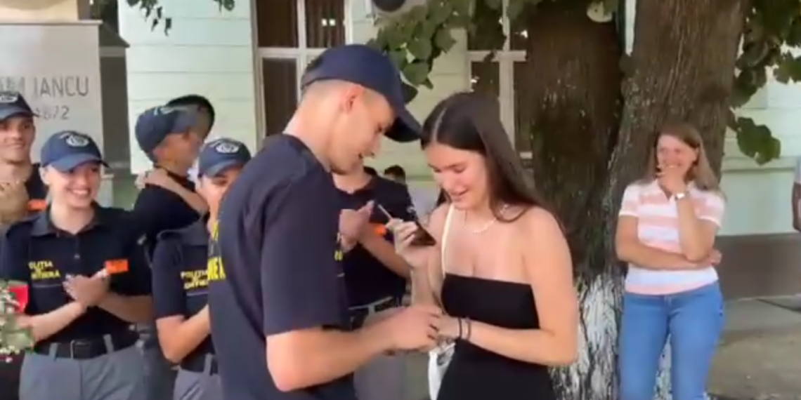VIDEO.Adelin Lucuța, dublu jurământ la absolvire.În fața colegilor de clasă, a profesorilor, a monumentului lui Avram Iancu și a prietenilor apropiați a cerut-o în căsătorie pe Ariana