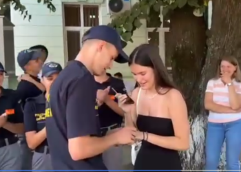 VIDEO.Adelin Lucuța, dublu jurământ la absolvire.În fața colegilor de clasă, a profesorilor, a monumentului lui Avram Iancu și a prietenilor apropiați a cerut-o în căsătorie pe Ariana