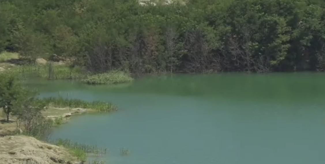 Lacul din fosta carieră de lignit. Cum arată și unde este Laguna albastră de Bihor