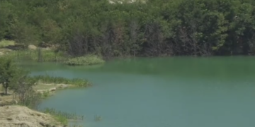 Lacul din fosta carieră de lignit. Cum arată și unde este Laguna albastră de Bihor