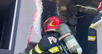 Incendiu la parterul unui bloc de 10 etaje din Nufărul. Pompierii au reușit să salveze bunuri de o valoare semnificativă