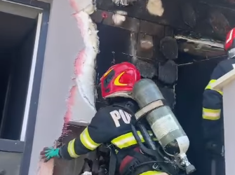 Incendiu la parterul unui bloc de 10 etaje din Nufărul. Pompierii au reușit să salveze bunuri de o valoare semnificativă