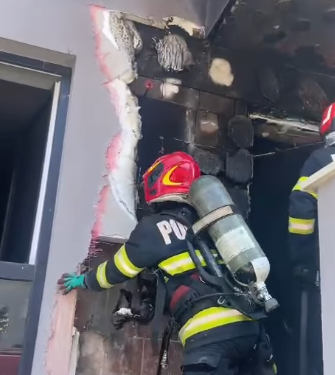 Incendiu la parterul unui bloc de 10 etaje din Nufărul. Pompierii au reușit să salveze bunuri de o valoare semnificativă