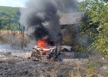 Incendiu violent de la un scurtcircuit la un gard electric. Două mașini făcute scrum